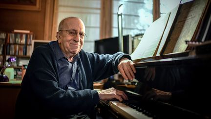 Le pianiste Martial Solal le 28 novembre 2018 dans sa maison de Chatou, en région parisienne (STEPHANE DE SAKUTIN / AFP)