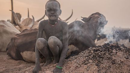 Puis les cendres sont utilisées pour protéger les corps des coups de soleil et des moustiques. (STEFANIE GLINSKI / AFP)