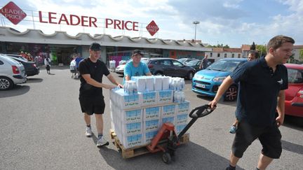 &nbsp; (A Roanne (42), les producteurs ont récupéré dans les supermarchés des briques de lait étrangères et les ont distribuées sur la voie publique pour protester contre la faiblesse des prix à la vente © MaxPPP)