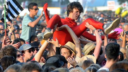 La foules des spectateurs lors du concert du groupe Pulp, en ouverture du festival des Vieilles Charrues, &agrave; Carhaix (Finist&egrave;re), le 14 juillet 2011. (FRED TANNEAU / AFP)