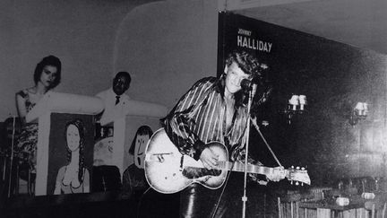 Johnny Hallyday&nbsp;se produit&nbsp;à Migennes (Yonne), le 16 avril 1960, un cliché repris dans le livre&nbsp;La légende de L'Escale : un temple du music-hall.&nbsp; (ALAIN VINCENT / EDITIONS DE L'ARMANCON)