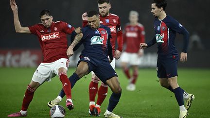 Kylian Mbappé (PSG) fights for possession of the ball against Brest players in the round of 16 of the Coupe de France on February 7, 2024. (JULIEN DE ROSA / AFP)