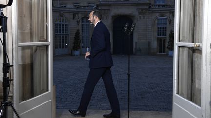 Edouard Philippe termine son intervention face à la presse, vendredi 6 décembre 2019 à Matignon. Le Premier ministre&nbsp;vient d'annoncer que les régimes spéciaux de la RATP et de la SNCF seraient supprimés de façon progressive afin de "ne pas changer les règles en cours de partie". (BERTRAND GUAY / AFP)