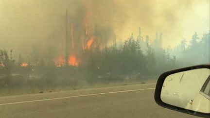 Capture d'écran d'une vidéo fournie lors de l'évacuation de la ville de Yellowkife, au Canada, le 16 août 2023. (JORDAN STRAKER/ AFP PHOTO)