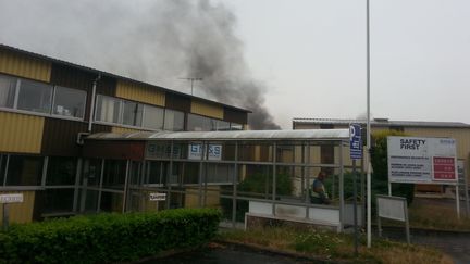 Les salariés de l'usine GM&amp;S onté allumé des feux dans des bacs en métal.&nbsp; (FRANCE BLEU CREUSE)