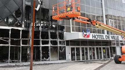 L'hôtel de ville de Garges-lès-Gonesse (Val-d'Oise) calciné après des émeutes, le 29 juin 2023. (BERTRAND GUAY / AFP)