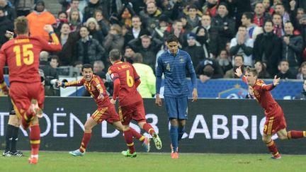 Les Espagnols célèbrent l'ouverture du score (FRANCK FIFE / AFP)