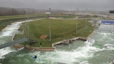 Les épreuves de canoë-kayak se dérouleront à Vaires-sur-Marne, à l'est de Paris. Le stade nautique accueillera également les épreuves d'aviron lors des Jeux de Paris. (MARTIN BUREAU / AFP)