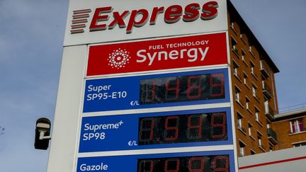 Sur l'augmentation constatée des prix des carburants, seule une partie est liée à la hausse des taxes. (LEON TANGUY / MAXPPP)