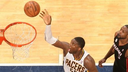 Roy Hibbert aux aguets sous les panier pour les Pacers (NATHANIEL S. BUTLER / NBAE / GETTY IMAGES)