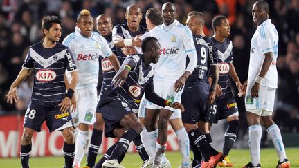 La d&eacute;fense de l'OM a encore conc&eacute;d&eacute; deux buts face &agrave; Bordeaux, le 21 avril 2012, au stade Jacques Chaban-Delmas. (NICOLAS TUCAT / AFP)