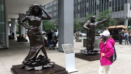 La statue de l'animatrice télévisée Oprah Winfrey et celle de l'astronaute Tracy Caldwell Dyson réalisées par les artistes australiens Marc et Gillie Schattner, le 27 août 2019 sur la sixième avenue de Manhattan à New York. (CATHERINE TRIOMPHE / AFP)