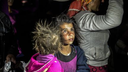 Une jeune Kurde de Syrie traverse la fronti&egrave;re turque, le 20 septembre 2014 &agrave; Sanliurfa (Turquie). (BULENT KILIC / AFP)