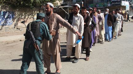 Des fouilles devant un bureau de vote à Kaboul en Afghanistan témoignent du risque sécuritaire lors des législatives, le 20 octobre 2018. (FARID ZAHIR / AFP)