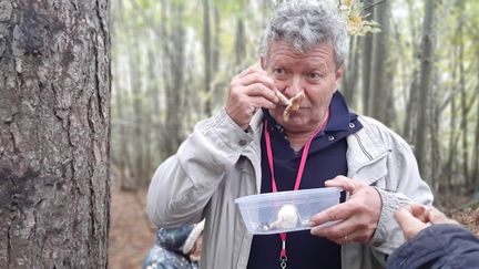 Yves Gombert, membre de la société mycologique de France et de l'association naturaliste des Yvelines. (Valentin Dunate / RADIO FRANCE)