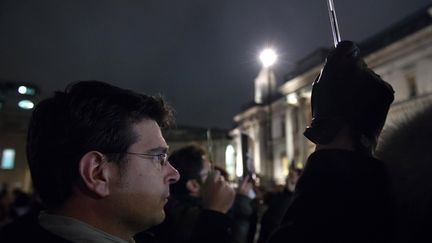 A Londres, devant Trafalgar Square, des Fran&ccedil;ais l&egrave;vent haut le stylo, pour d&eacute;fendre la libert&eacute; d'expression. (LEON NEAL / AFP)