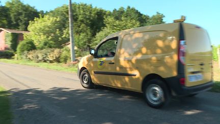 Une caméra installée sur le toit de la camionnette de La Poste filme les routes de la communes d'Albias pour vérifier si des travaux sont nécessaires.&nbsp; (Capture d'image / France Télévisions)