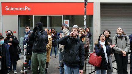 Des étudiants se mobilisent lors d'un blocage à Sciences Po Paris pour exiger la démission de leur directeur, Mathias Vicherat, le 7 décembre 2023, à Paris. (DIMITAR DILKOFF / AFP)