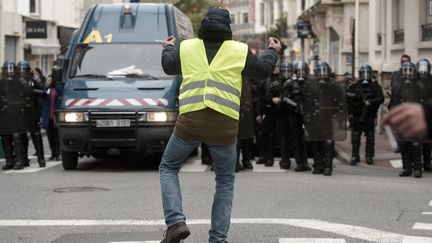 Un "gilet jaune" fait face aux policiers, à Biarritz dans les Pyrénées-Atlantiques. (Illustration).&nbsp; (IROZ GAIZKA / AFP)