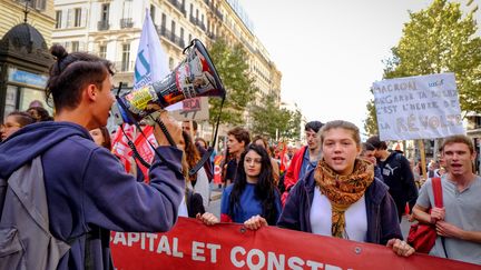 Des manifestants dans les rues de Marseille (Bouches-du-Rhône), le 19 octobre 2017. (CITIZENSIDE/DENIS THAUST / CITIZENSIDE)