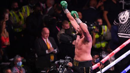 Tyson Fury célèbre sa victoire et sa ceinture mondiale avec les spectateurs de Las Vegas.&nbsp; (ROBYN BECK / AFP)