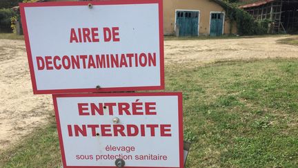 Une aire de décontamination contre la grippe aviaire sur un élevage, le 13 octobre 2018. (LAURENT MINVIELLE / FRANCE-BLEU GASCOGNE)