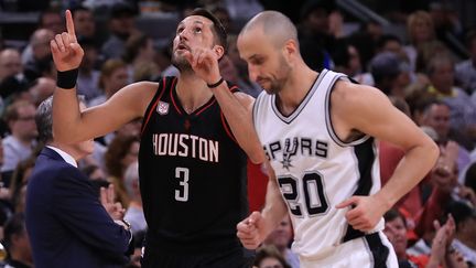 Ryan Anderson, doigts pointés vers le ciel, et Manu Ginobili, tête basse: le symbole d'une domination des Rockets sur les Spurs (RONALD MARTINEZ / GETTY IMAGES NORTH AMERICA)