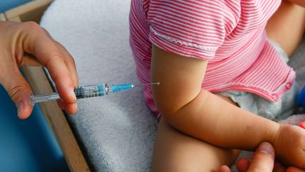 Vaccination d'un enfant&nbsp;contre la&nbsp;diphtérie, le tétanos et la coqueluche, le 29 septembre 2017 (photo d'illustration). (FRANCK DUBRAY / MAXPPP)