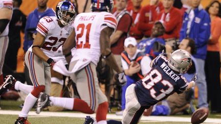 Les Patriots de la Nouvelle-Angleterre (en bleu) ont perdu de quatre points (17-21) face aux Giants de New York au Super Bowl, la finale du championnat de foot am&eacute;ricain, le 6 f&eacute;vrier 2012, &agrave; Indianapolis (Indiana).&nbsp; (TIMOTHY A. CLARY / AFP)