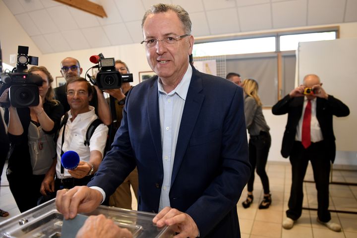 Le ministre de la Cohésion des Territoires, Richard Ferrand, dans un bureau de vote à Motreff (Finistère), le 18 juin 2017, pour le second tour des&nbsp;législatives.&nbsp; (FRED TANNEAU / AFP)