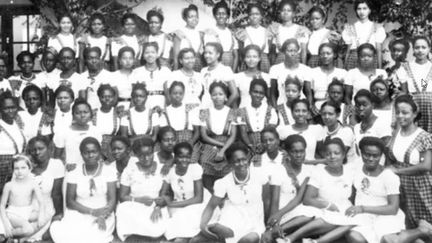 Des élèves-institutrices à l’École normale de jeunes filles de l’AOF au début des années quarante. Assise au premier rang, 7ème en partant de la gauche, Jeanne Martin Cissé fait partie des trois Guinéennes de la promotion 1940-1944.&nbsp; (AUTHOR PROVIDED)