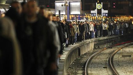 Le dernier grand mouvement de gr&egrave;ve &agrave; la SNCF remonte &agrave; octobre 2010, contre la r&eacute;forme des retraites. Ici, &agrave; la gare Saint-Lazare &agrave; Paris.&nbsp; (PATRICK KOVARIK / AFP)