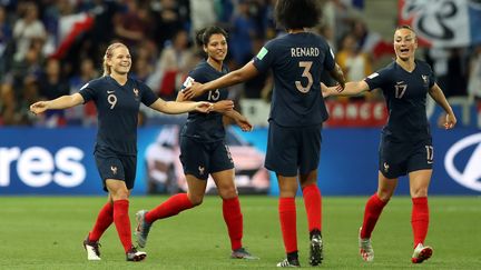 Les footballeuses françaises célèbrent un but lors du match contre la Norvège, le 12 juin 2019, à Nice (Alpes-Maritimes). (VALERY HACHE / AFP)