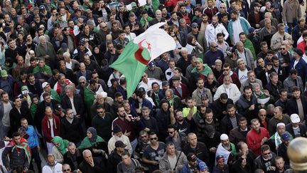 Des Algériens manifestent contre la tenue de l'élection présidentielle du 12 décembre, le 6 décembre 2019 à Alger. (BILLAL BENSALEM / NURPHOTO)