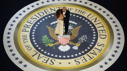 JANVIER.&nbsp;Donald Trump, et sa femme, Melania Trump, ouvrent le bal des forces armées le jour de son intronisation comme président des Etats-Unis, le 20 janvier 2017 à Washington (Etats-Unis). (JIM WATSON / AFP)