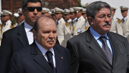 L'ancien Premier ministre,&nbsp;Ahmed Ouyahia, au côté d'Abdelaziz Bouteflika, le 18 septembre 2010 à Alger (Algérie). (FAYEZ NURELDINE / AFP)