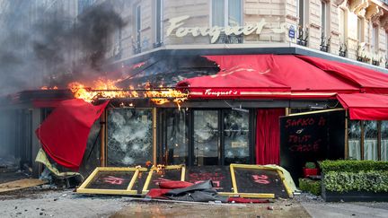 Le restaurant le Fouquet's saccagé lors d'une manifestation des "gilets jaunes".&nbsp; (ZAKARIA ABDELKAFI / AFP)