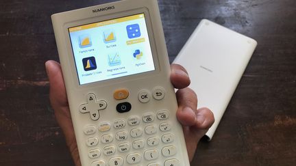 La calculatrice Numworks&nbsp;présente une ergonomie simplifiée au maximum (JC)