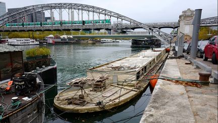 La péniche Louise-Catherine, classée monument historique et amarrée au port d'Austerlitz à Paris, le 7 octobre 2018.&nbsp; Elle avait coulé en février de la même année. (LUC NOBOUT / MAXPPP)