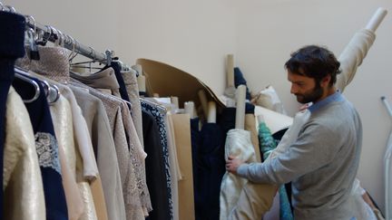 Quentin Mausse (société Lorafolk) sélectionne un rouleau de tissu dans son atelier-boutique parisien
 (Corinne Jeammet)