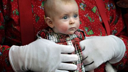 A moins que vous ne trouviez ce b&eacute;b&eacute;, prisonnier des mains du p&egrave;re No&euml;l &agrave; Saint Cloud (Minnesota), encore plus craquant. (DAVE SCHWARZ/AP/SIPA)