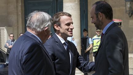 Le président de la République, Emmanuel Macron, avec le Premier ministre Edouard Philippe et le président du Sénat, Gérard Larcher, lors de la Conférence nationale des Territoires, le 17 juillet 2017 à Paris.&nbsp; (IAN KINGTON / POOL)