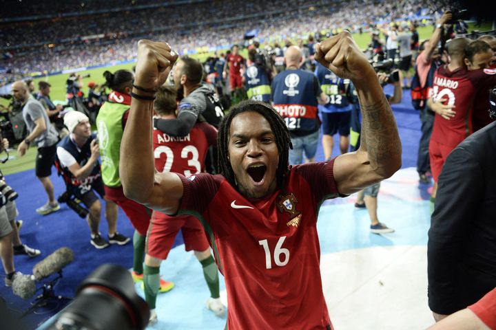 Renato Sanches après la victoire du Portugal face à la France en finale de l'Euro 2016, le 10 juillet 2016. (MARTIN BUREAU / AFP)