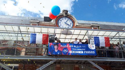 Le défenseur des Bleus champions du monde, Benjamin Pavard, a été accueilli en héros dans sa ville natale de Jeumont (Nord). (CÉCILIA ARBONA / RADIO FRANCE)