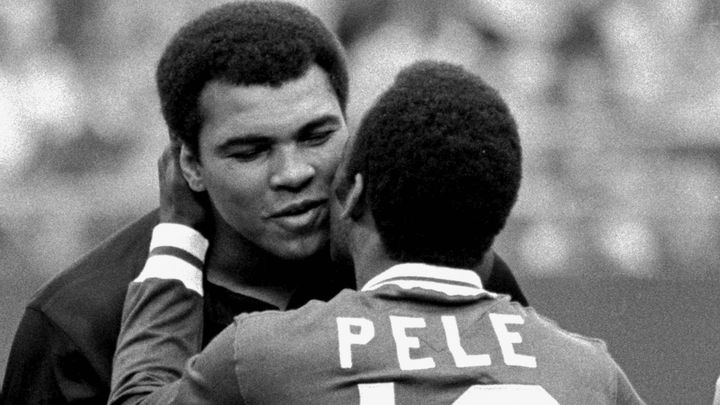 Pelé et le boxeur Mohamed Ali se saluent avant le coup d'envoi du match entre les New York Cosmos et Santos, dernier match du Brésilien, le 1er octobre 1977, au Giants Stadium (New Jersey, Etats-Unis).&nbsp; (RICHARD DREW/AP/SIPA / SIPA)