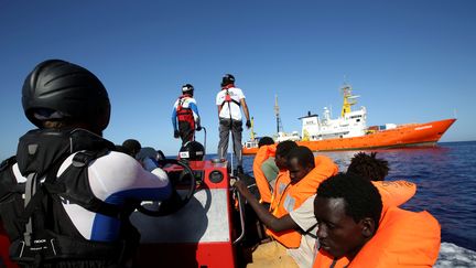 L'Aquarius, le 14 septembre 2017 au large de la Libye.&nbsp; (TONY GENTILE / X90029 / REUTERS)