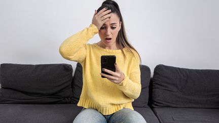 Beware of text scams!  They are more and more numerous.  Never respond.  Ask for advice and call 0 805 805 817, Info Scams.  (JUAN ALGAR / MOMENT RF / GETTY IMAGES)