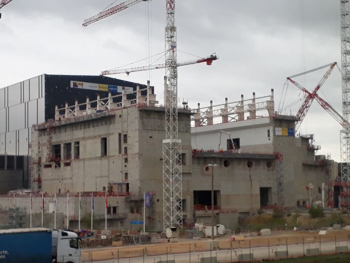 Vue du bâtiment réalisé par Vinci qui va accueillir le Tokamak. (EMILIE BRIFFOD / FRANCE-BLEU PROVENCE)