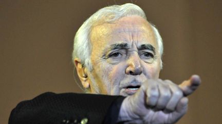 Charles Aznavour lors d'un concert près de Montevideo (Uruguay), le 1er mai 2008. (STR / AFP)