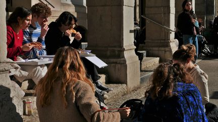 Des étudiants font une pause déjeuner sur&nbsp;le campus "Berges du Rhône", l'un des trois sites de l'Université Lumière Lyon II (photo d'illustration). (PHILIPPE MODOL / RADIO FRANCE)